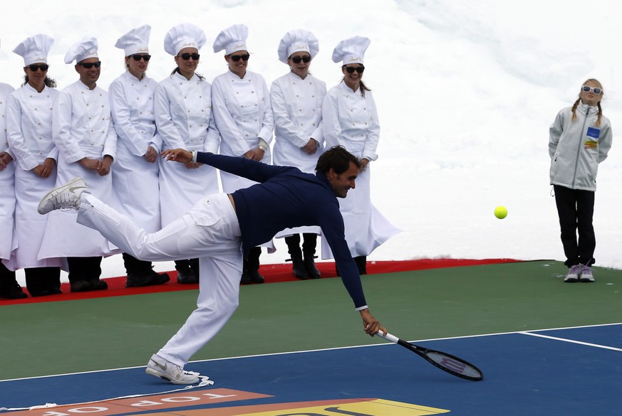 Auch in langen Hosen und warmen Trainer gab Federer vollen Einsatz.