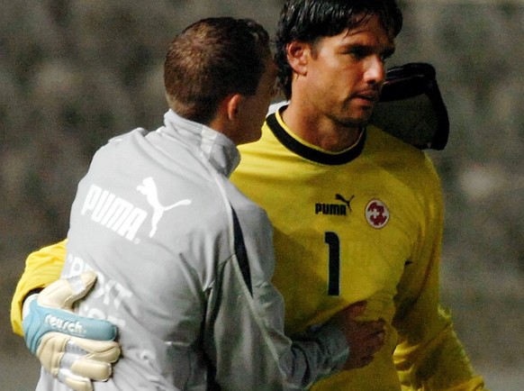 Stephan Lichtsteiner, links, troestet Torhueter Pascal Zuberbuehler, nach dem Fussball WM Qualifikationsspiel Zypern - Schweiz in Nikosia, am MIttwoch, 7. September 2005. (KEYSTONE/Walter Bieri)