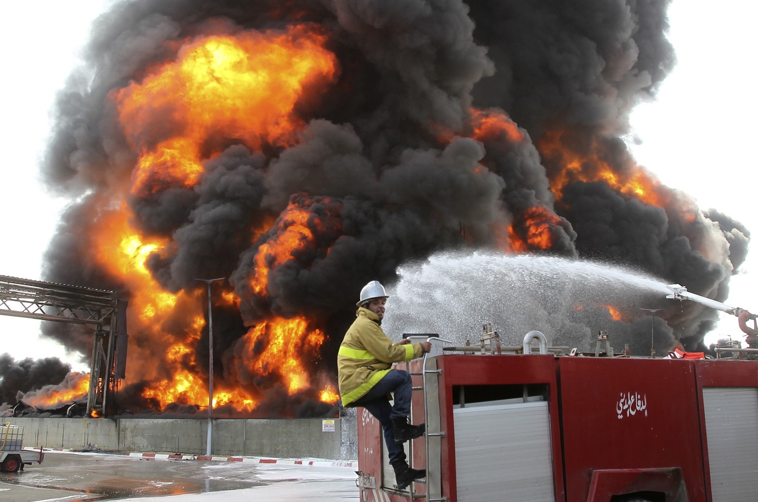 Die Treibstofftanks des einzigen Kraftwerks im Gazastreifen brennen.