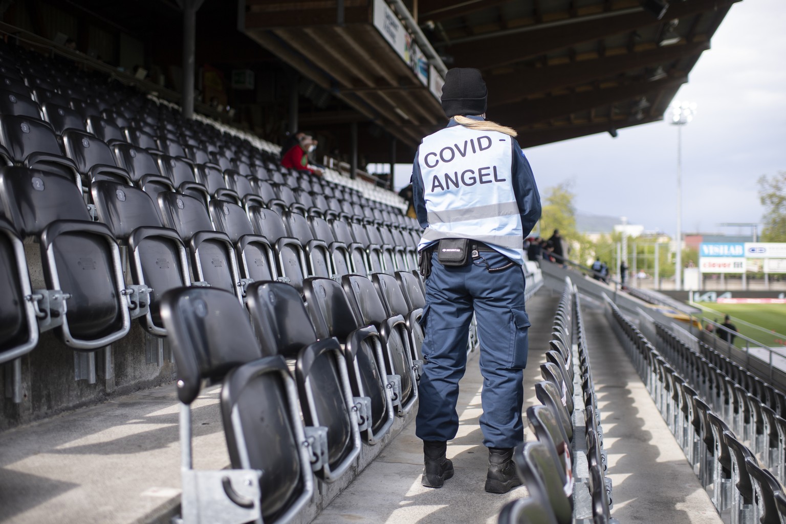 Eine Frau mit einer beschrifteten Weste &quot;Covid Angel&quot; kontrolliert die Gaeste anlaesslich der Maskenpflicht im Halbfinale des Schweizer Cup 2020/21 zwischen dem FC Aarau und dem FC Luzern im ...