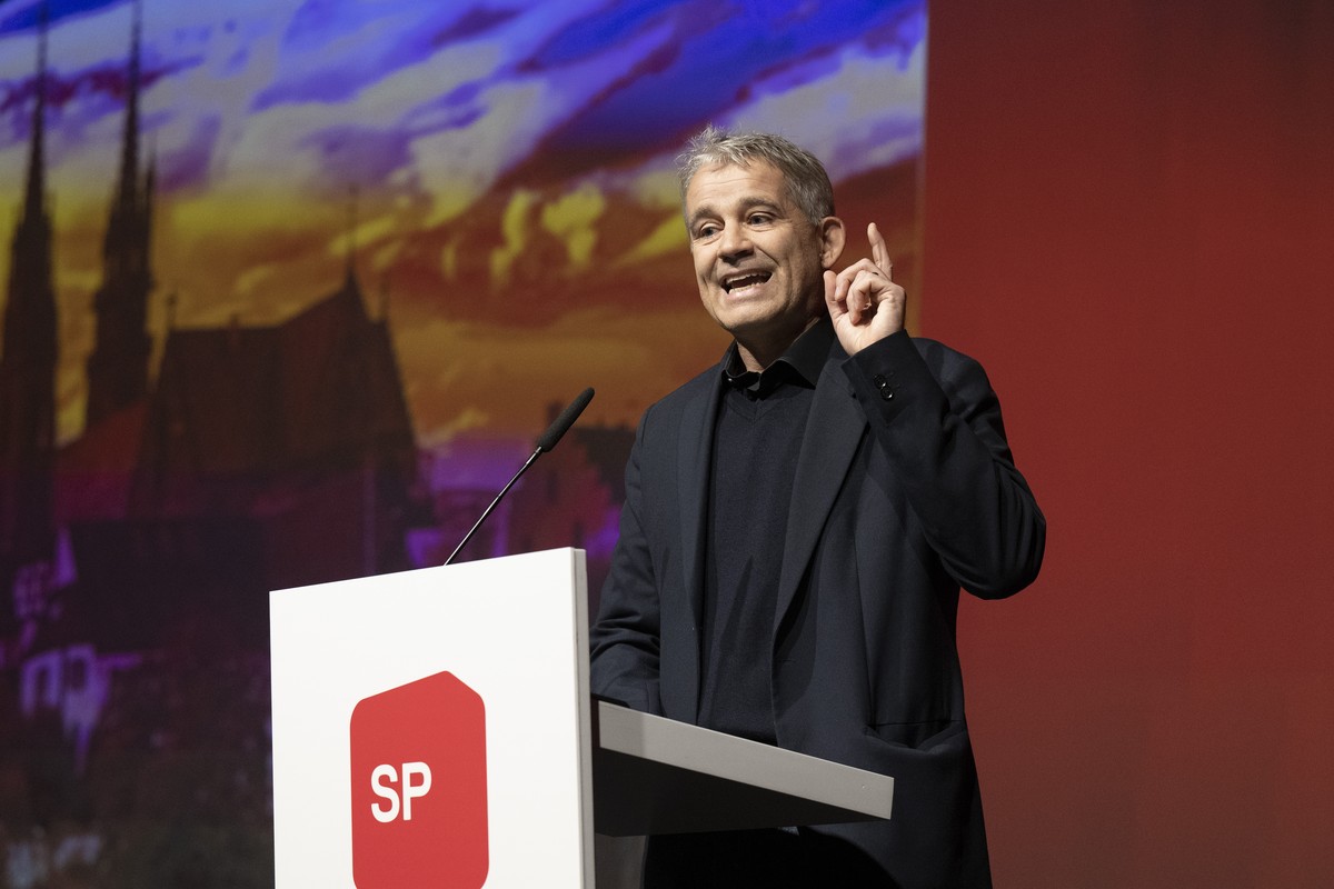 Beat Jans, Regierungspraesident Kanton Basel Stadt, spricht an der Delegiertenversammlung der SP Schweiz, am Samstag, 29. Oktober 2022, in Basel. Traktandiert sind Themen wie Gleichstellung, Energieve ...