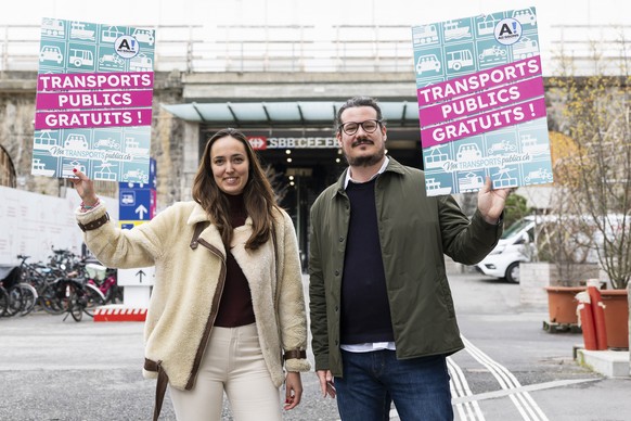 Julia Zeder, gauche, responsable de la Communication et Steven Tamburini, droite, organisateur et porte-parole d'Agissons!, posent pour le photographe apres une conference de presse du mouvement  ...