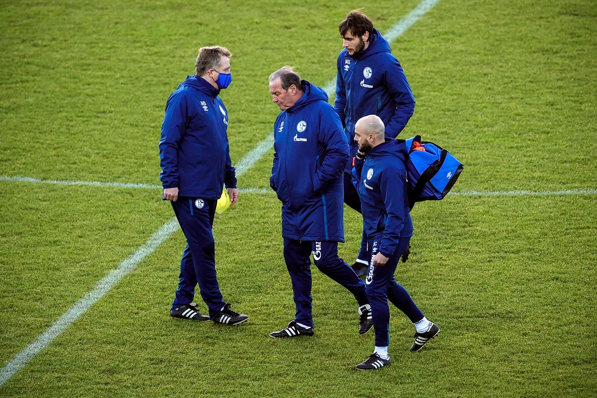 epa08892106 Schalke's new interim head coach Huub Stevens (2-L) leads his team's training session in Gelsenkirchen, Germany, 18 December 2020. German Bundesliga soccer club FC Schalke 04 on  ...