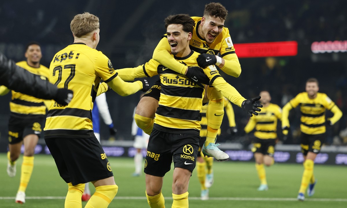 YBs Donat Rrudhani, Mitte, jubelt nach seinem Tor zum 1-0 mit den Teamkollegen Lewin Blum, links, und Filip Ugrinic im Super League Spiel zwischen dem BSC Young Boys und dem Grasshopper Club Zuerich,  ...