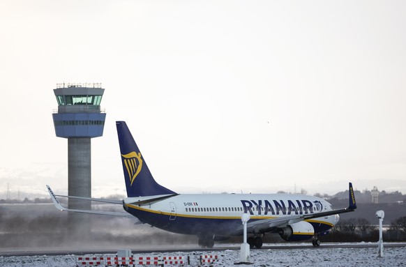 epa11811083 A Boeing 737 of Ryanair takes off from Liverpool John Lennon airport after flights had earlier been delayed and cancelled as snow fell in Liverpool, Britain, 07 January 2025. The Met Offic ...