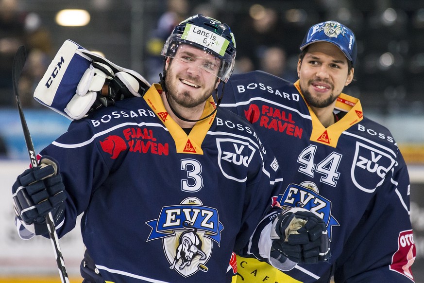 Zugs Nolan Diem und Zugs Torhueter Fabio Haller, von links, freuen sich ueber den Sieg, waehrend dem Eishockey-Meisterschaftsspiel der National League A zwischen dem EV Zug und dem Fribourg-Gotteron a ...