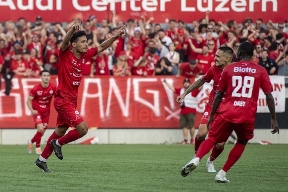 Sayfallah Ltaief, links, von Winterthur feiert das Tor zum 0:1 beim Challenge League Meisterschaftsspiel zwischen dem SC Kriens und dem FC Winterthur vom Samstag, 21. Mai 2022 in Kriens. (KEYSTONE/Urs ...