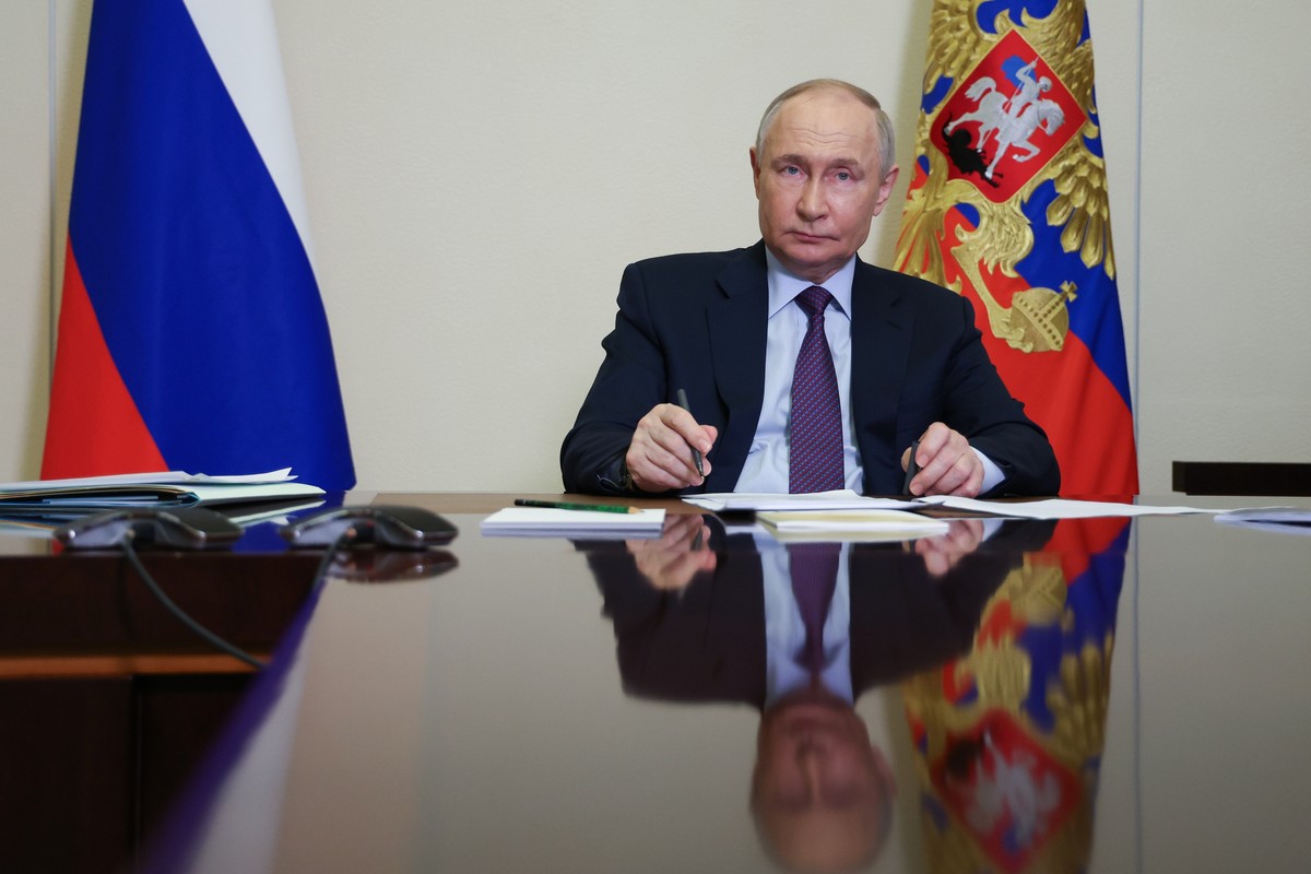 epa12033635 Russian President Vladimir Putin chairs a State Council Presidium meeting on the development of infrastructure for life via videoconference at the Novo-Ogaryovo state residence, outside Mo ...