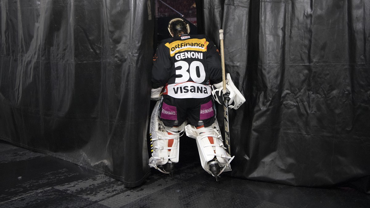 ARCHIVBILD ZUM WECHSEL VON LEONARDO GENONI VOM SC BERN ZUM EV ZUG, AM DIENSTAG, 7. AUGUST 2018 - Bern Goalie Leonardo Genoni ist fotografiert beim Eishockey Meisterschaftsspiel der National League zwi ...