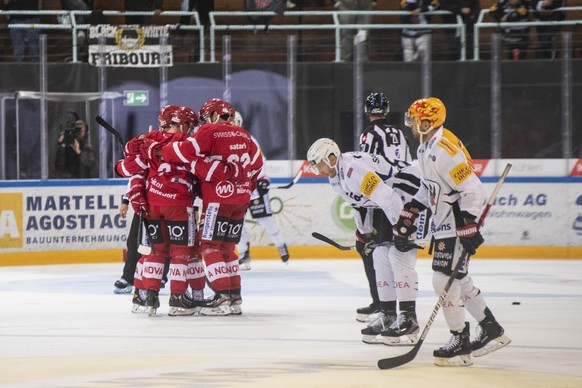 Die Rapperswiler jubeln im Eishockeyspiel der National League zwischen den Rapperswil-Jona Lakers und Fribourg-Gotteron am Freitag, 22. Oktober 2021, in der St. Galler Kantonalbank Arena in Rapperswil ...