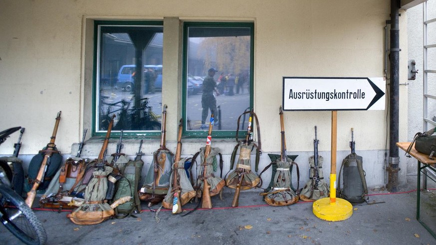 Marschgepaeck mit Gewehren der Teilnehmer des Frauenfelder Waffenlaufs am 19. November 2006 sind vor der Ausruestungskontrolle bei der Kaserne Frauenfeld-Stadt deponiert. Der Waffenlauf ist eine Schwe ...