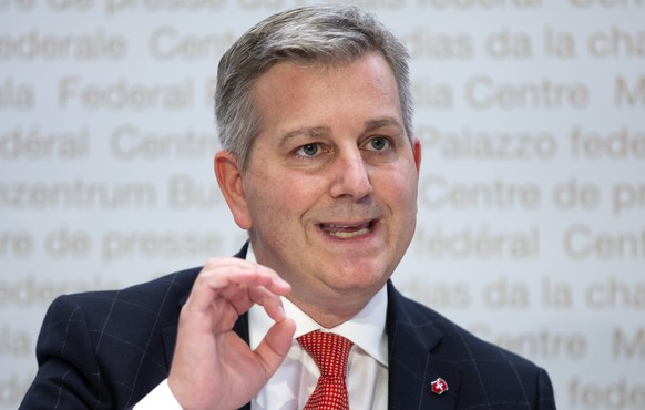 Marco Chiesa, Staenderat SVP-TI und Parteipraesident SVP, spricht waehrend einer Medienkonferenz zum Covid-19-Gesetz, am Freitag, 15. Oktober 2021, in Bern. Die SVP lehnt das Covid-19-Gesetz ab. (KEYS ...