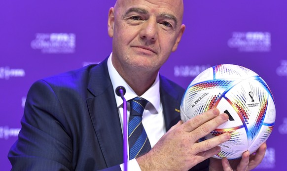 epa09861814 FIFA president Gianni Infantino poses with the official World Cup 2022 matchball Al Rihla before the closing press conference of the 72nd FIFA Congress in Doha, Qatar, 31 March 2022.  EPA/NOUSHAD THEKKAYIL