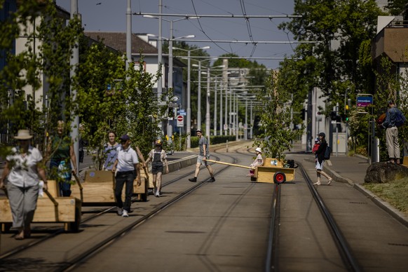 Mitglieder der Umweltorganisation Umverkehr wandern mit zehn mobilen Baeumen durch die Strassen, am Samstag, 10. Juni 2023 in Zuerich. Die Baeume werden bis Anfang November 2023 an verschiedenen Stand ...