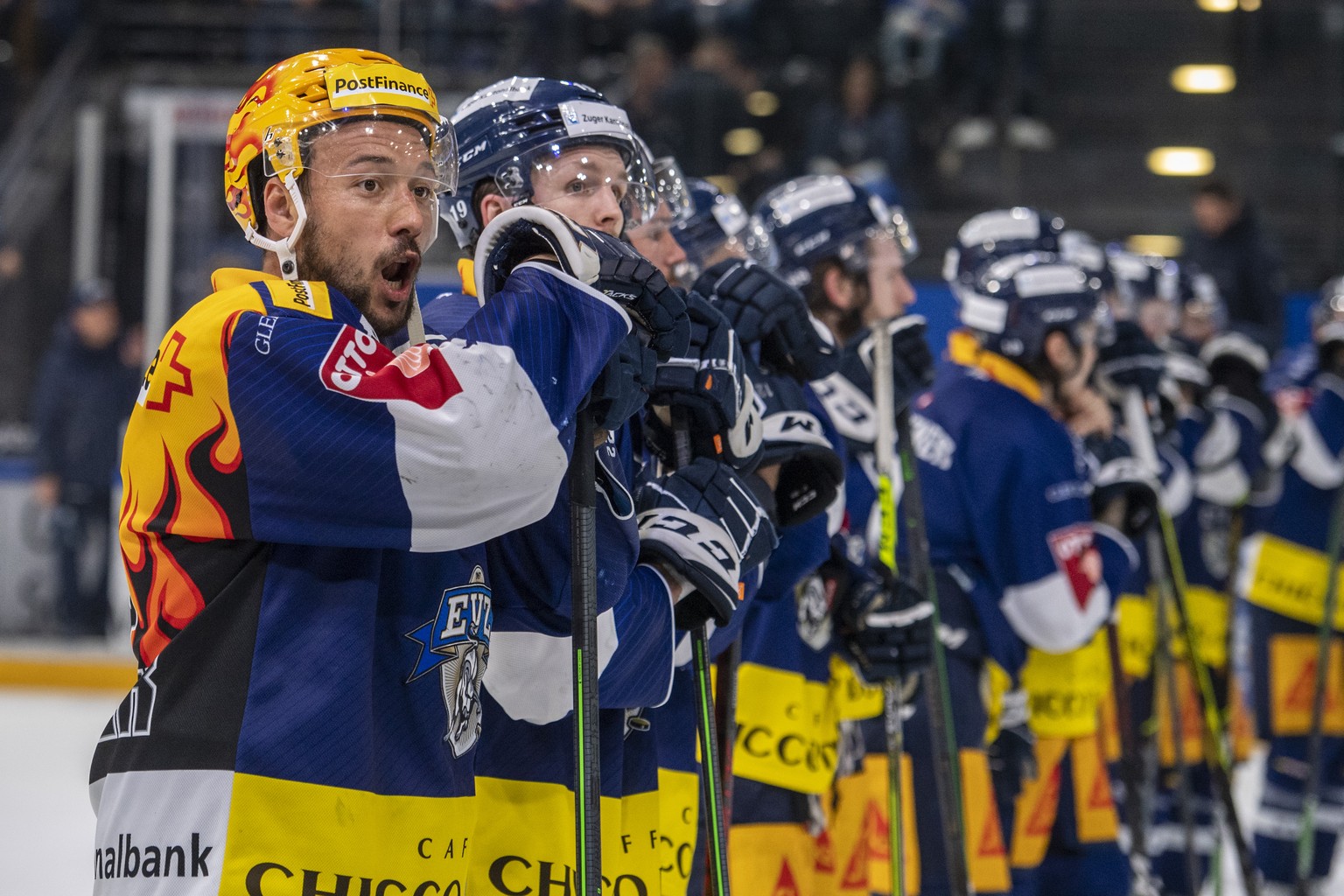 Die Zuger mit Jan Kovar, links, nach der Niederlage beim Eishockey Playoff-Finalspiel, Spiel 3, der National League zwischen dem EV Zug und den ZSC Lions am Samstag, 23. April 2022 in Zug. (KEYSTONE/U ...