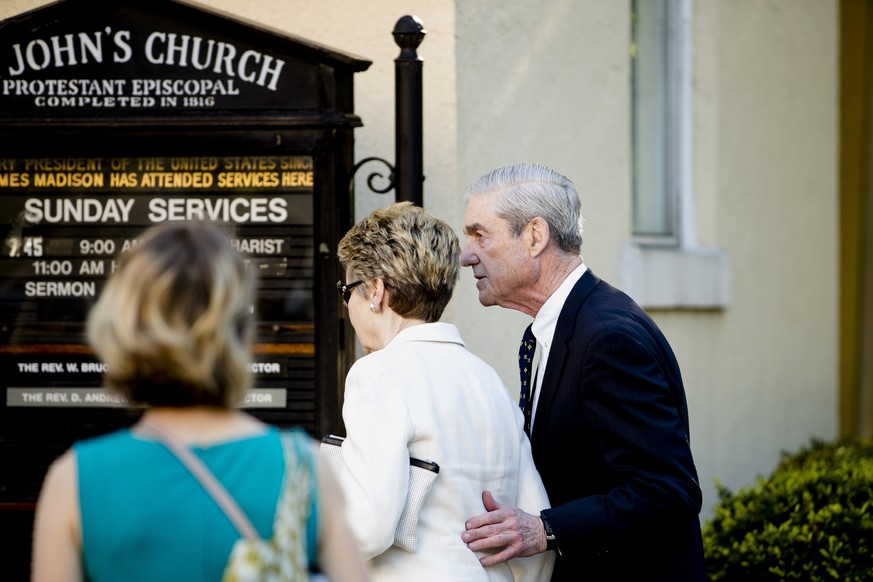Special Counsel Robert Mueller and his wife Ann Cabell Standish arrive for Easter services at St. John&#039;s Episcopal Church, Sunday, April 21, 2019, in Washington. (AP Photo/Andrew Harnik)
