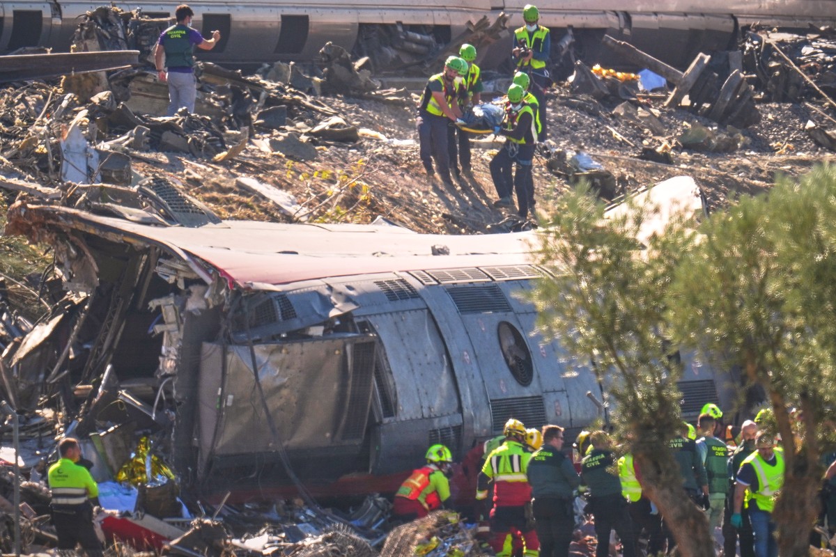 Emergency services attend to the victims at the scene of a collision between two trains in Urda, Spain, on Wednesday, Oct. 28, 2026. (AP Photo/Manu Fernandez)
Spain Train Crash