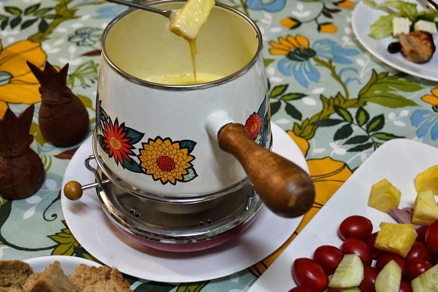 Ananas ins Käsefondue? Und Trauben? Manche mögen es. 
https://pineappleprincesses.blogspot.com/2014/12/pineapple-in-fondue.html