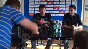 Skibbe (Mitte) muss wieder mit Salatic zusammenarbeiten.