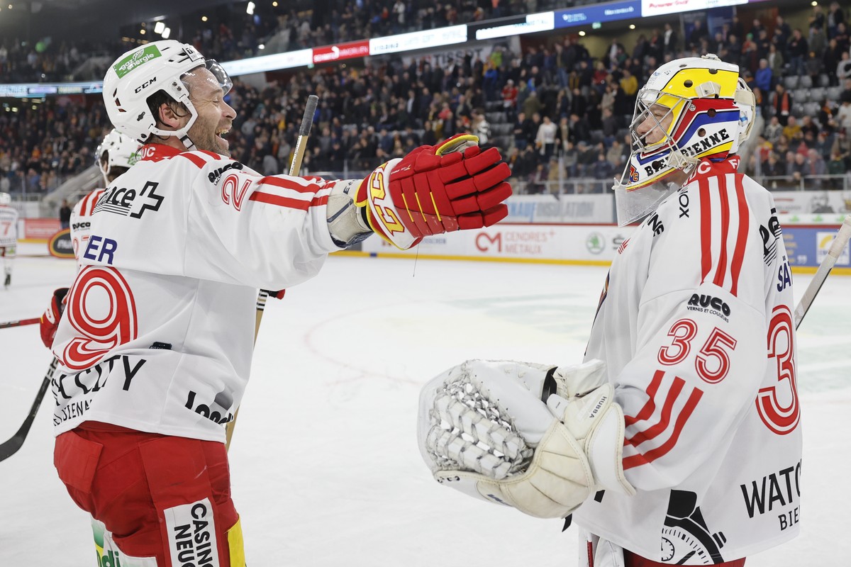 Biels Torhueter Harri Saeteri, rechts, jubelt mit Teamkollege Beat Forster ueber den Sieg, nach dem Eishockey Meisterschaftsspiel der National League zwischen EHC Biel und HC Lugano, am Samstag, 3. De ...