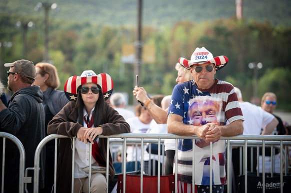 epaselect epa10158053 Christine Babbino, left, of Easton, Pennsylvania, and Michael Shapiro, of Belleville, New Jersey, wait in line to hear former president Donald Trump speak at the Mohegan Sun Aren ...