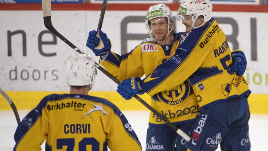 Davos, Enzo Corvi, Mattias Tedendby, Otso Rantakari , von links, jubeln waehrend dem Meisterschaftsspiel der National League, zwischen den SCL Tigers und dem HC Davos, am Freitag 3. Januar 2020 im Ilf ...