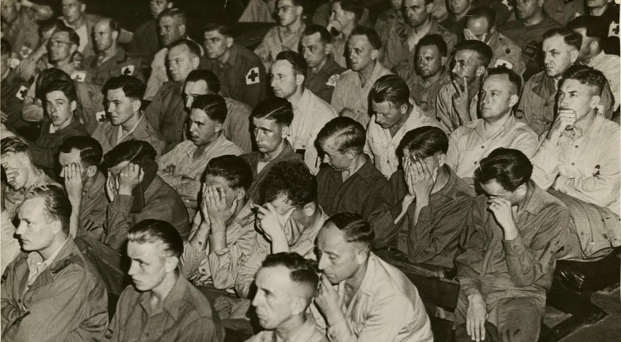 Die US-Armee führt 1945 deutschen Soldaten Filme aus den Konzentrationslagern vor.