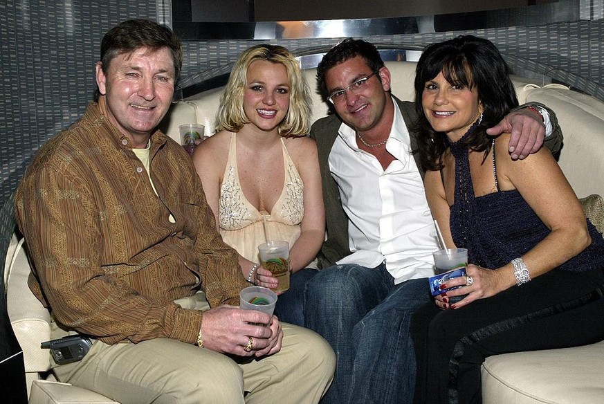 U.S. - Britney Spears at Palms Home Poker Host Launch in Las Vegas
Singer Britney Spears (2nd,L) and family (L-R), father Jamie, brother Bryan and mother Lynne celebrate with Jamie Spears&#039;s partn ...
