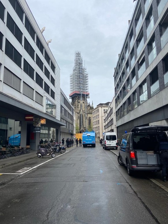 1. Mai 2023 Basel: In der Henric-Petri-Strasse steht der Wasserwerfer bereit