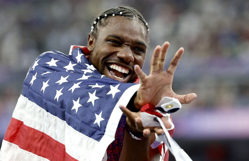 epaselect epa11526374 Noah Lyles of the USA celebrates after winning the Men 100m final of the Athletics competitions in the Paris 2024 Olympic Games, at the Stade de France stadium in Saint Denis, Fr ...