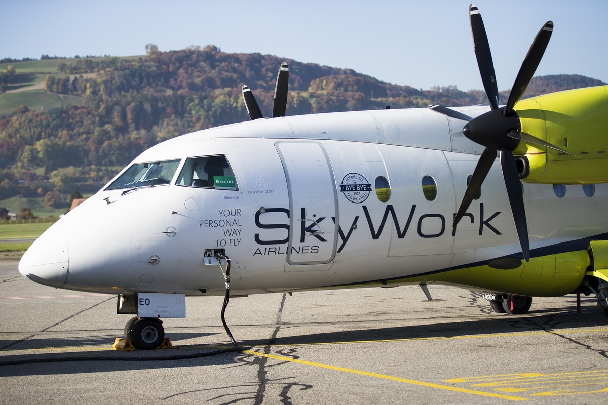 Ein Flugzeug von SkyWork Airlines steht auf dem Flughafen Bern-Belp, am Mittwoch, 18. Oktober 2017. Die vom Grounding bedrohte Berner Fluggesellschaft SkyWork will auf eigenen Fuessen weitermachen. Da ...