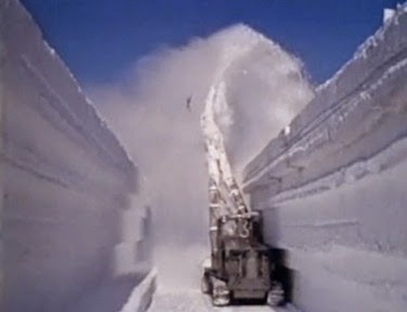 Eisfräsen beim Bau von Camp Century.
http://atomic-skies.blogspot.com/2012/07/nukes-on-ice.html