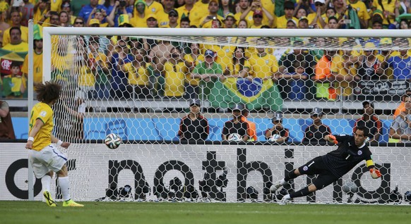 Claudio Bravo in der falschen Ecke, David Luiz bringt Brasilien 1:0 in Führung.