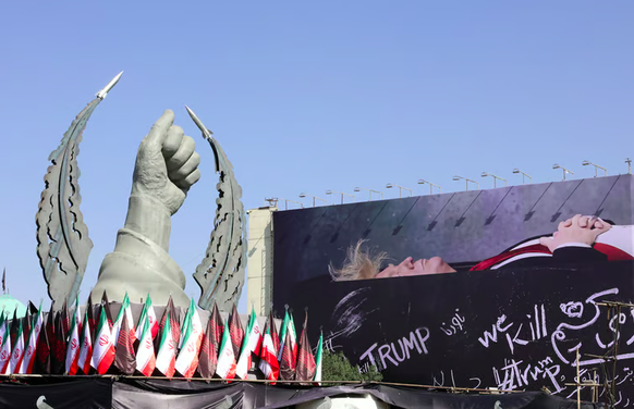 Ein Wandbild in Teheran zeigt den US-Präsidenten im Sarg: Teheran droht mit massiven Konsequenzen für einen US-Angriff.