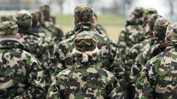 ZUR ARMEEBOTSCHAFT 2018, STELLEN WIR IHNEN HEUTE, 20. MAERZ 2018, FOLGENDES BILDMATERIAL ZUR VERFUEGUNG - Morgens beim Antrittsverlesen wird die Schweizer Flagge gehisst, in Achtungstellug gestanden u ...