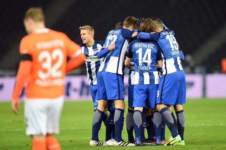 epa05684961 Players of Hertha BSC celebrate the opening goal during the German Bundesliga match Hertha BSC vs SV Darmstadt 98 in Berlin, Germany, 21 December 2016.

(EMBARGO CONDITIONS - ATTENTION:  ...