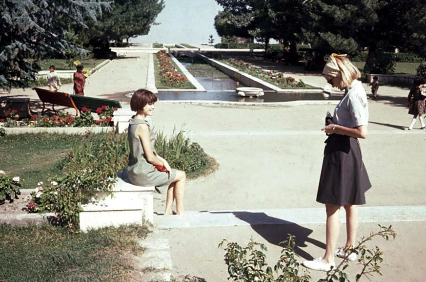 Afghanistan, Kabul in den 1960er Jahren. Zwei Frauen in den Paghman Gardens.