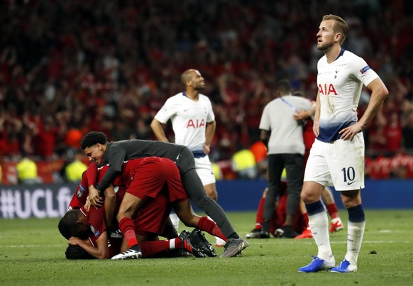 epa07618965 Tottenham forward Harry Kane looks dejected as Liverpool players (L) celebrate after the UEFA Champions League final between Tottenham Hotspur and Liverpool FC at the Wanda Metropolitano s ...