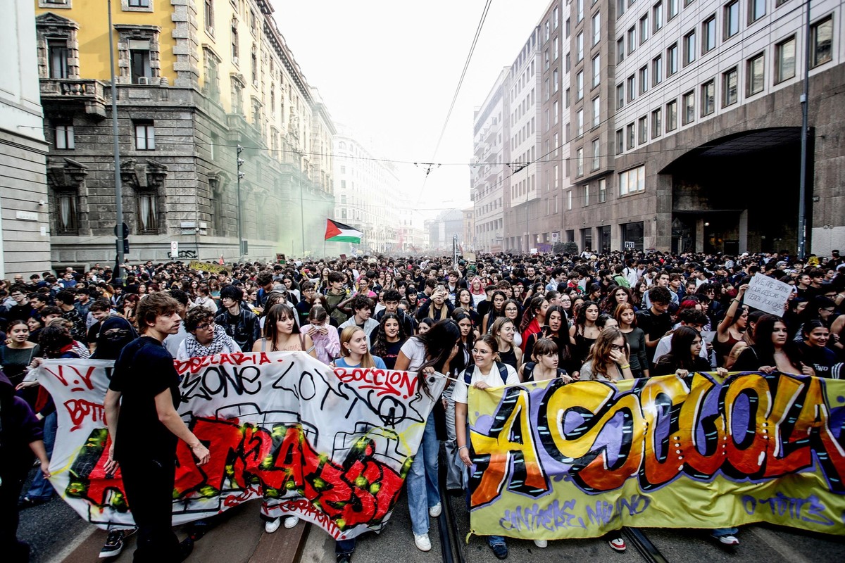 Police confront "Italia in Piazza" protesters in Milan, Italy, on Saturday, Oct. 17, 2026. (Stefano Porta/LaPresse via AP) === ITALY OUT; MANDATORY CREDIT ===