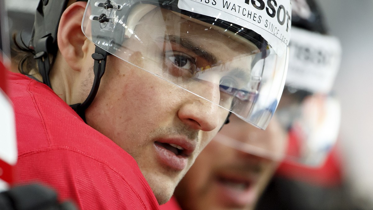 ARCHIVBILD - NINO NIEDERREITER UNTERSCHREIBT FUENFJAHRESVERTRAG BEI MINNESOTA WILD - Switzerland's Nino Niederreiter looks on his teammates from the bench, during a training session of the IIHF 2 ...