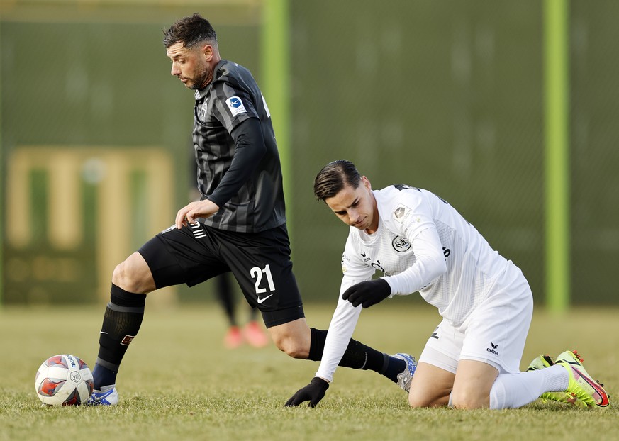 Zuerichs Blerim Dzemaili, links, spielt um den Ball mit Wils Argtim Ismaili beim Fussball Testspiel zwischen dem FC Zuerich und dem FC Wil, am Samstag, 22. Januar 2022 im Heerenschuerli in Zuerich. (K ...