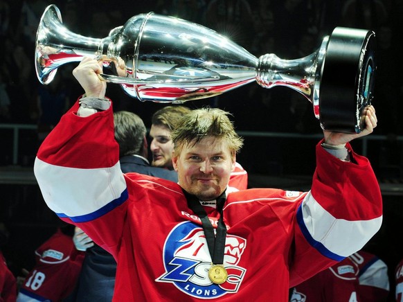 Ari Sulander of Swiss team ZSC Lions lifts the trophy after winning the Ice Hockey Champions League final match against Metallurg Magnitogorsk in Rapperswil, Switzerland, pictured on January 28, 2009. ...