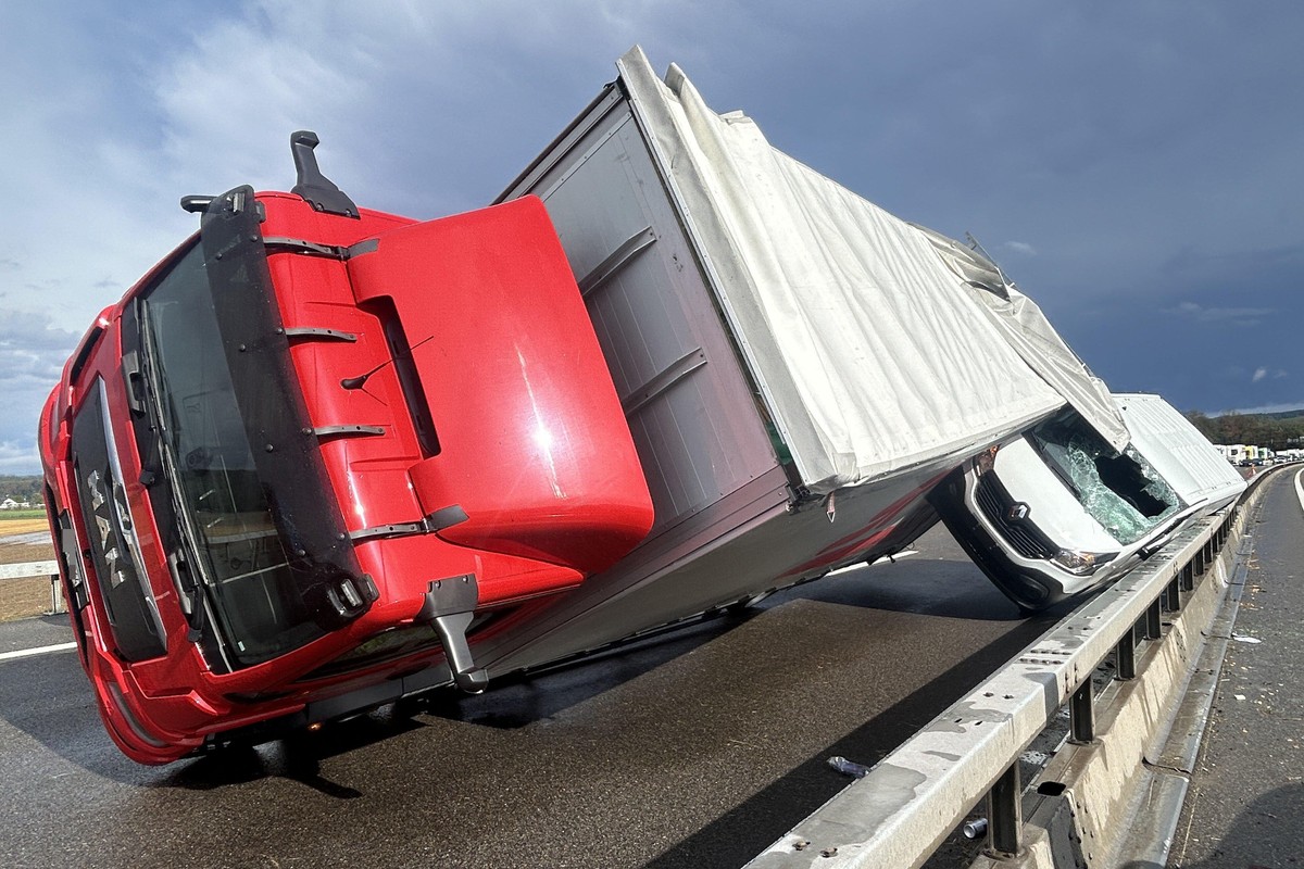 HANDOUT - Ein Lastwagen ist waehrend des heftigen Gewitters am Freitag, 28. August 2026 in Birrfeld auf der A1 auf einen Lieferwagen gekippt. Am Freitag sind heftige Unwetter mit Hagel ueber Teile des ...