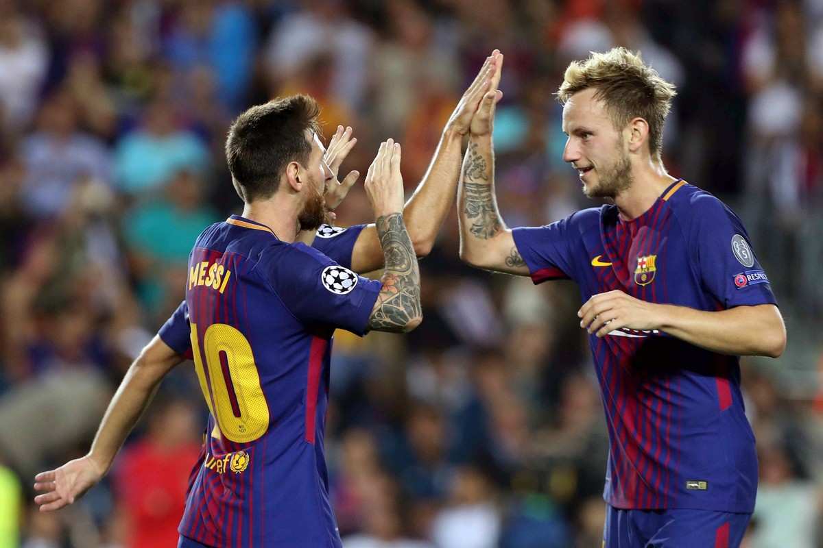 epa06200964 FC Barcelona's Lionel Messi (L) celebrates with teammate Ivan Rakitic after scoring a goal during the UEFA Champions League match between FC Barcelona and Juventus FC, in Barcelona, C ...