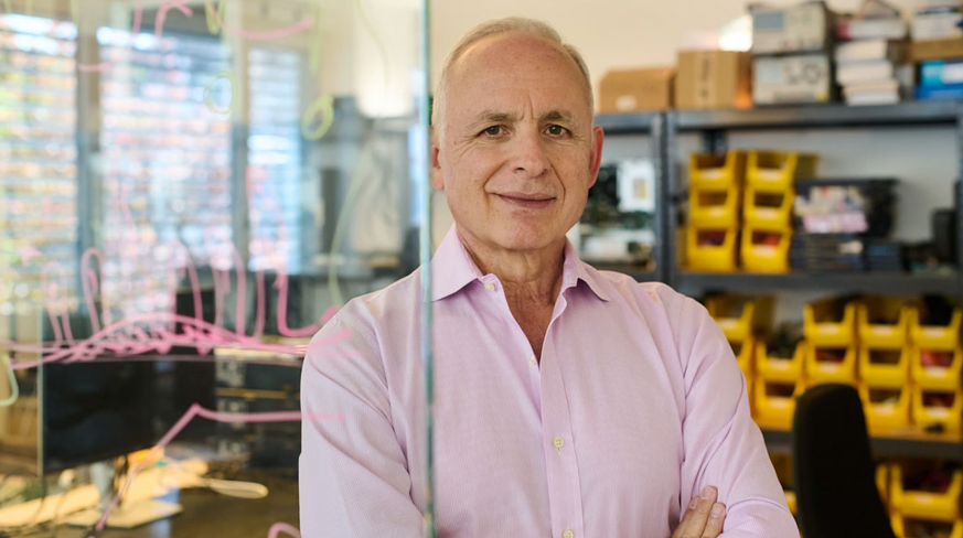 Evangelos Eleftheriou im Elektroniklabor von Axelera in Zürich Wollishofen.