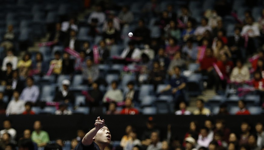 Der Chinese Xu Xin wirft den Ball beim Anspiel so hoch in die Luft wie Roger Federer.