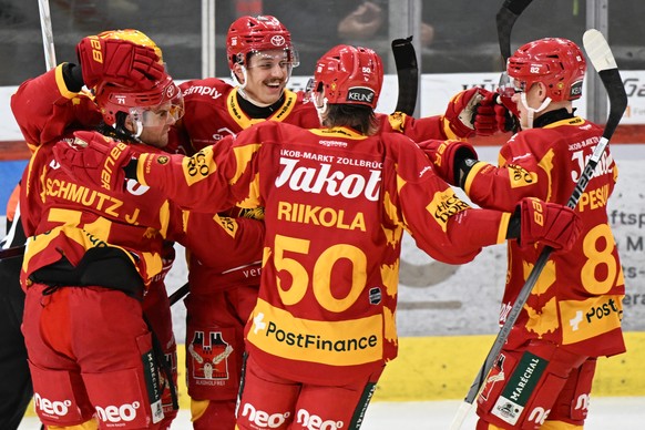 Tigers Julian Schmutz, Postfinance Topscorer Aleski Saarela, Dario Allenspach, Juuso Riikola, Harry Pesonen, von links, jubeln beim 1:0 beim Eishockey-Qualifikationsspiel der National League, zwischen ...