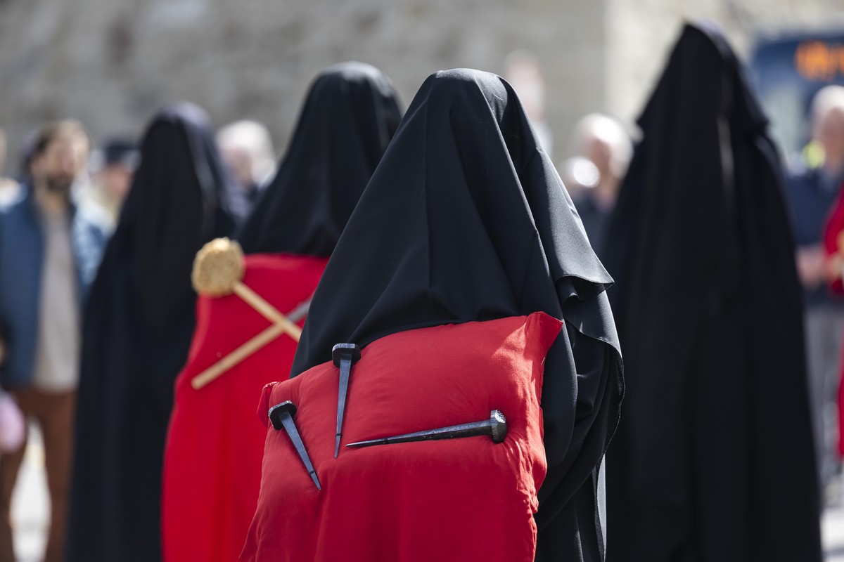 "Les Pleureuses" women dressed in black veils, walk around the Collegiale de Notre-Dame de l'Assomption during the Good Friday mass, in Romont, Fribourg, Switzerland, Friday, April 18,  ...