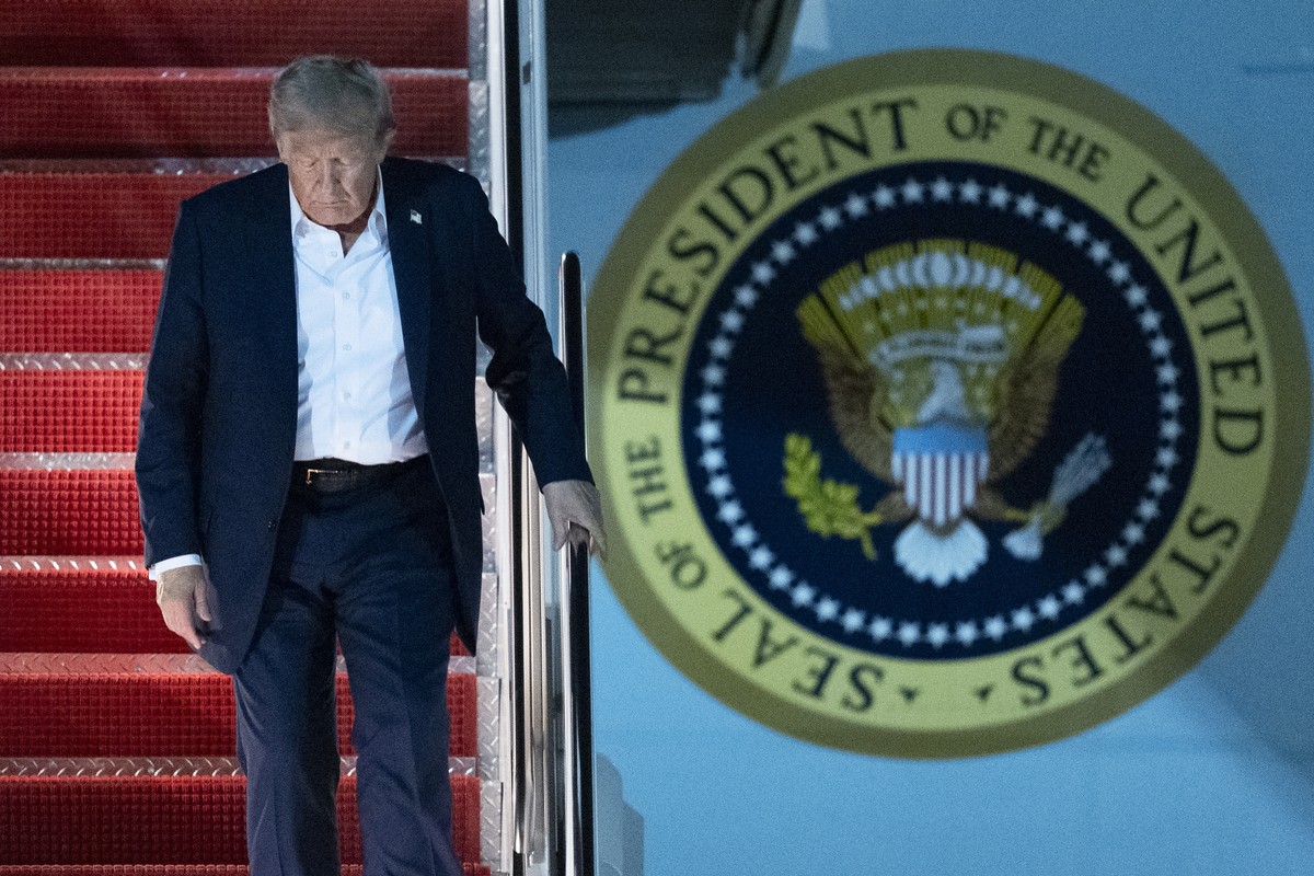 President Donald Trump disembarks Air Force One as he arrives at Joint Base Andrews, Md., early Saturday, Aug. 16, 2025, from a summit with Russian President Vladimir Putin in Anchorage, Alaska. (AP P ...