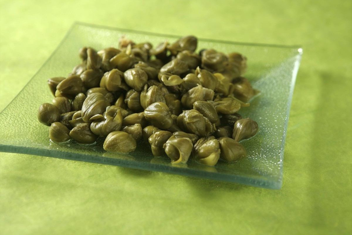 Kapern mit Essig Snack auf einem transparenten Teller, gr